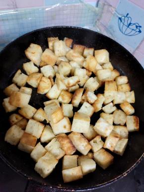 放入切好的火烧馍，用筷子翻炒至馍丁金黄酥脆！