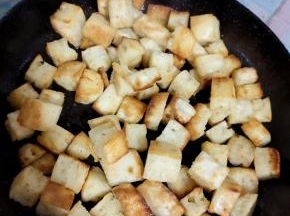 放入切好的火烧馍，用筷子翻炒至馍丁金黄酥脆！