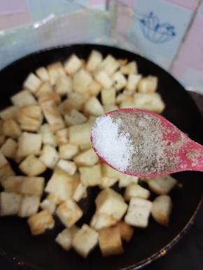 放入少许盐翻炒均匀！