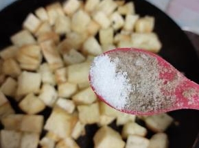 放入少许盐翻炒均匀！