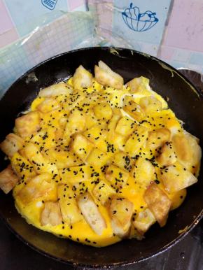 放入适量的黑芝麻，调小火煎至蛋液凝固！