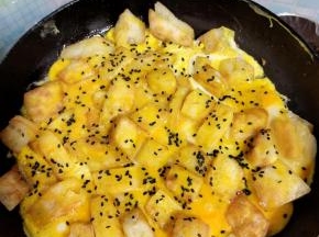 放入适量的黑芝麻，调小火煎至蛋液凝固！