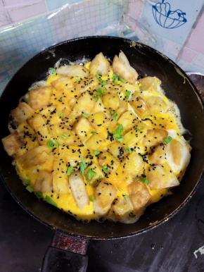 起锅前放入适量的葱花点缀即可！