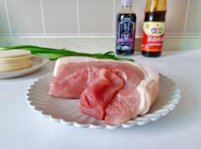 准备新鲜的猪肉，韭菜，饺子皮。