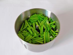 韭菜择去黄叶，洗干净切成寸段放入绞肉机。