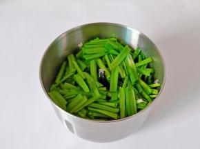 韭菜择去黄叶，洗干净切成寸段放入绞肉机。