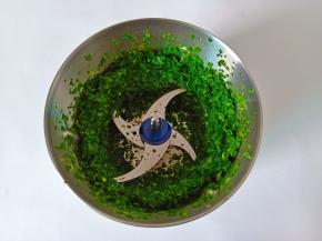 盖上盖子，启动机器搅拌五秒钟。