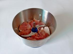 猪肉洗净切成块，放绞肉机里。