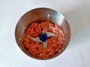 盖上盖子，启动机器，搅打成肉馅。