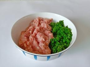 把猪肉馅，韭菜放在大碗里。
