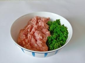 把猪肉馅，韭菜放在大碗里。