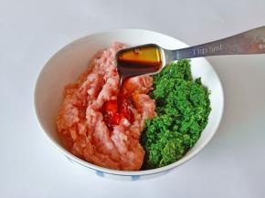 加入生抽一勺。