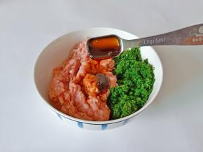 加入蚝油2勺提鲜。