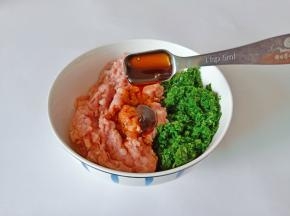 加入蚝油2勺提鲜。