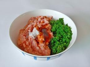 加适量的盐与十三香。