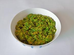 筷子顺着一个方向搅拌上劲。