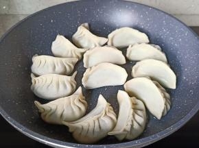不粘锅刷一层油，饺子依次码好。