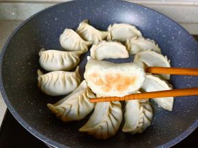 开小火将饺子底部煎成微黄。