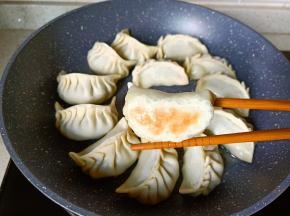 开小火将饺子底部煎成微黄。