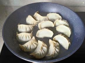 加入清水没过饺子三分之一处，盖上盖子中小火煮。