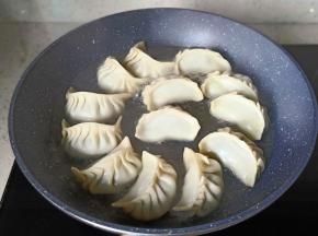 加入清水没过饺子三分之一处，盖上盖子中小火煮。