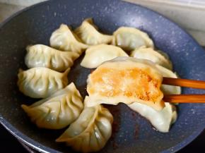 煮到水份收干，饺子底部金黄酥脆就可以关火盛盘享用了！