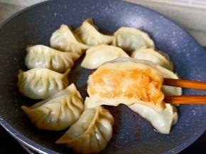 煮到水份收干，饺子底部金黄酥脆就可以关火盛盘享用了！