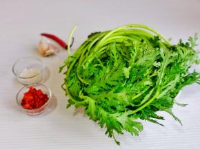 准备食材，茼蒿冷水冲洗干净，盐水泡10分钟。