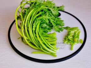 沥干水分后切掉根。