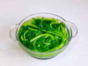 捞出过冷水，再沥干水分。