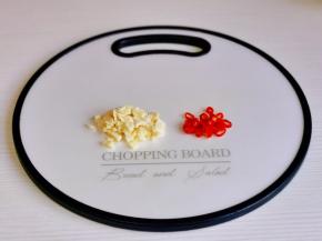 蒜去皮切碎，辣椒切段。