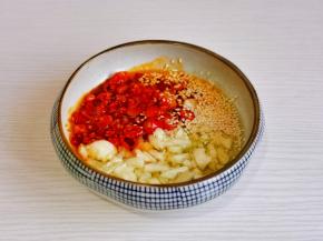 蒜末，辣椒碎，辣椒段，芝麻放入器具中，再浇上热油。