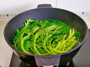 锅中加水烧开，加入1勺盐，滴几滴油，放入茼蒿煮熟即可。