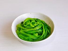 茼蒿沥干水分后装盘。