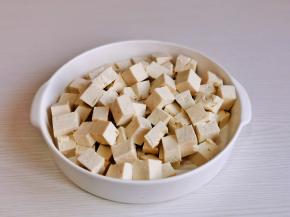 北豆腐洗净切小块。