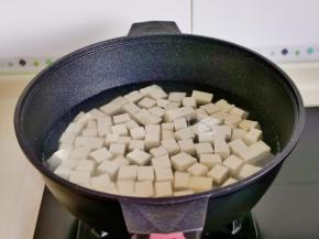 焯水，冷水下锅烧开煮1分钟捞出沥干水分。