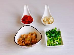 准备好其它配料的食材。