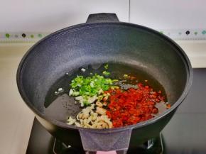 起油锅加入葱蒜辣椒碎炒香。