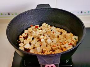 再加入豆腐块翻炒。