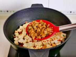 加入切好的榨菜。