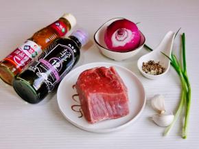 准备食材，牛肉泡冷水，将血水泡出。