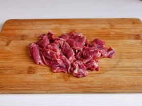 牛肉切片，薄厚根据个人喜欢来，建议不要太厚，避免影响口感。