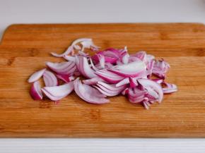 洋葱去皮切块。