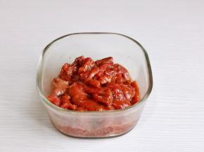 充分抓拌均匀，淋上一勺食用油再次抓拌，腌制15分钟。