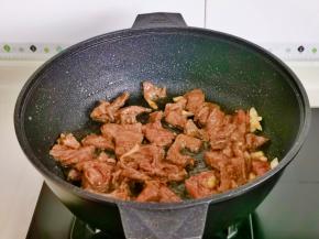 翻炒至牛肉变色。
