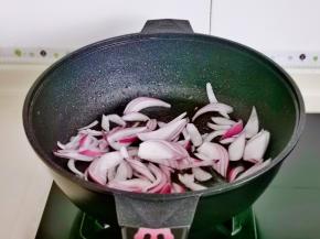 另起油锅，加入洋葱翻炒。