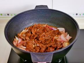 加入煸炒活的牛肉片。