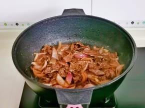 按个人口味加入盐，快速翻炒均匀关火出锅。