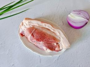 准备洋葱，猪肉，葱蒜。