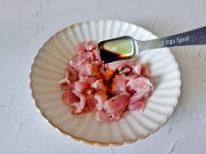 猪肉切成肉片，加生抽一勺。